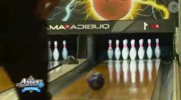 Partie de bowling dans Les Anges de la télé-réalité 4 sur NRJ 12 le lundi 28 mai 2012