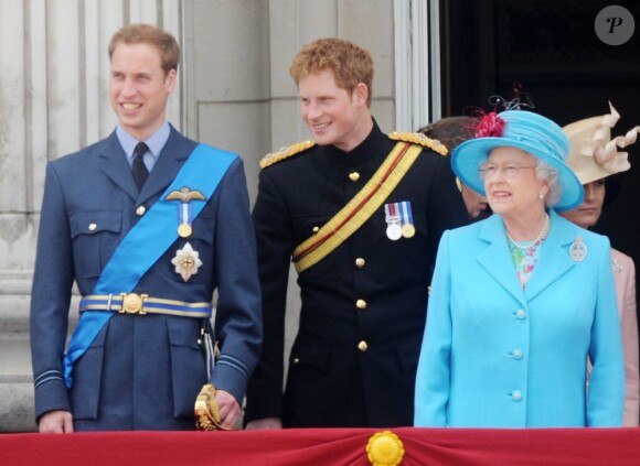 Les princes William et Harry aiment beaucoup taquiner leur grand-mère, mais ont aussi appris à filer droit ! On ne plaisante pas avec la reine !