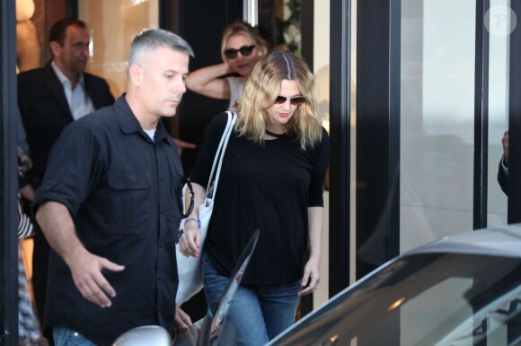 Drew Barrymore sort de la boutique Chanel à Beverly Hills où elle effectuait ses derniers essayages pour sa robe de mariage. Sa meilleure amie Cameron Diaz l'accompagnait. Le 30 mai 2012.