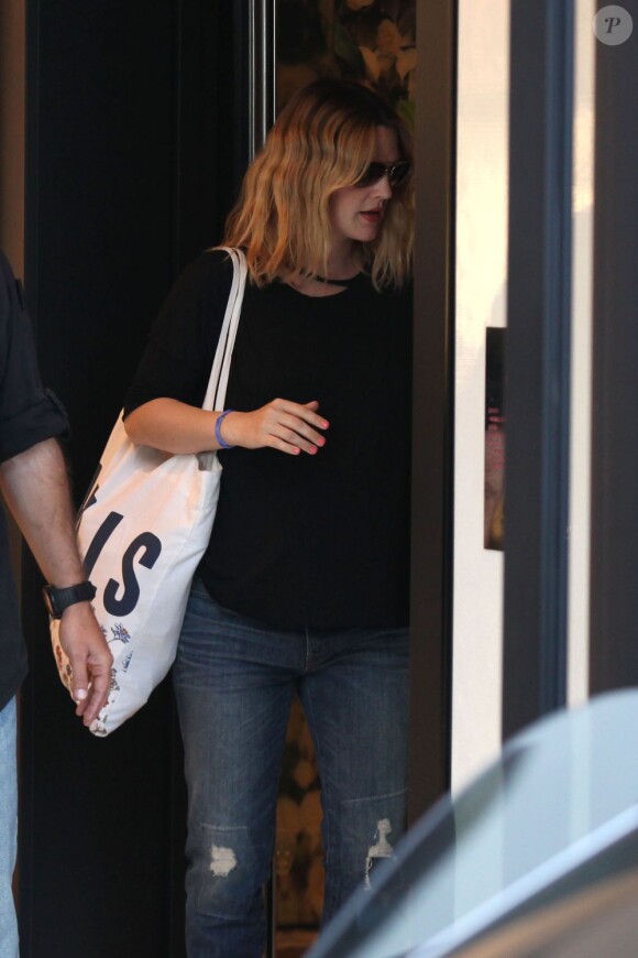 C'est une Drew Barrymore détendue qui sort de la boutique Chanel à Beverly Hills où elle effectuait ses derniers essayages pour sa robe de mariage, avec la complicité de Cameron Diaz. Le 30 mai 2012.