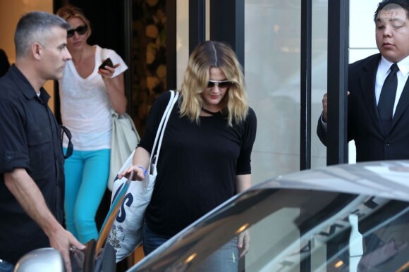Drew Barrymore sort de la boutique Chanel à Beverly Hills où elle effectuait ses derniers essayages pour sa robe de mariage. Sa meilleure amie Cameron Diaz l'accompagnait. Le 30 mai 2012.