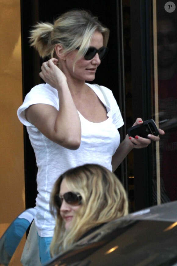 Cameron Diaz quitte la boutique Chanel à Beverly Hills, où elle y accompagnait Drew Barrymore effectuer ses derniers essayages. Le 30 mai 2012.