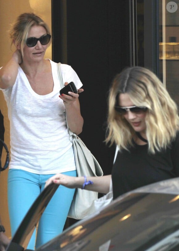 Cameron Diaz et Drew Barrymore à leur sortie de la boutique Chanel à Beverly Hills, le 30 mai 2012.