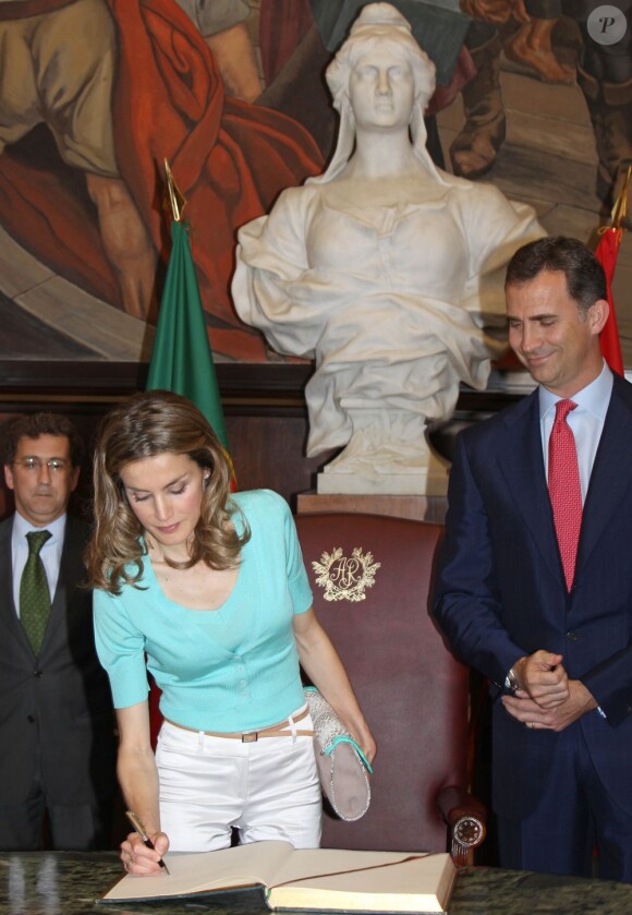 Le prince Felipe et la princesse Letizia d'Espagne en visite au Parlement de Lisbonne au premier jour de leur visite officielle au Portugal (30 mai - 1er juin), le 30 mai 2012.