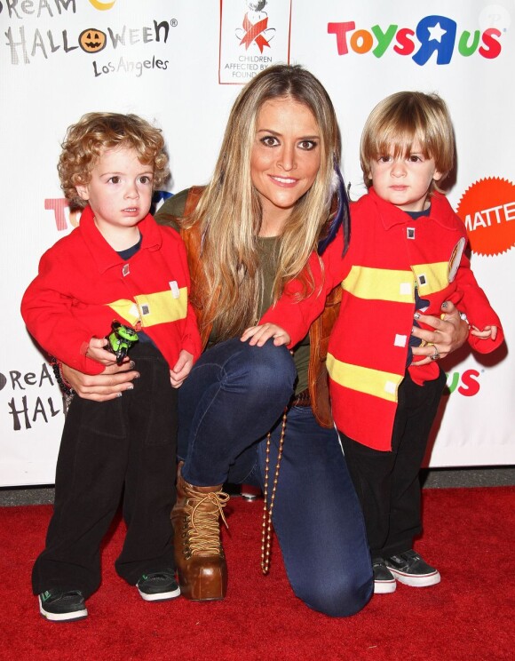 Brooke Mueller avec ses fils Bob et Max à Los Angeles, le 29 octobre 2011.