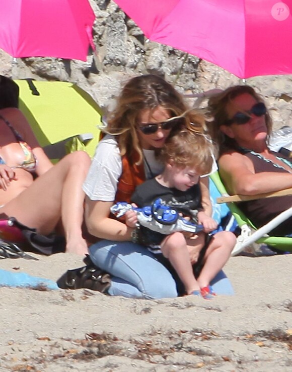 Brooke Mueller avec l'un de ses fils, Bob, à Malibu, le 4 mars 2012.