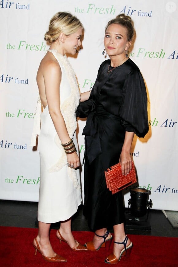 Ashley et Mary-Kate Olsen, en véritable duo fusionnel, assistent à l'événement caritatif Salute To American Heroes organisé par la fondation Fresh Air Fund. New York, le 31 mai 2012.