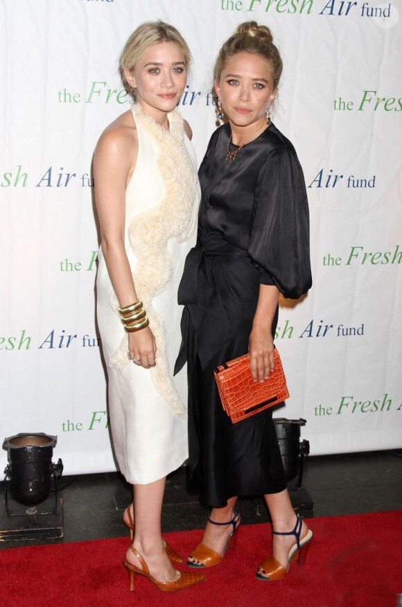 Ashley et Mary-Kate Olsen, chacune sur leur 31, assistent à l'événement caritatif Salute To American Heroes organisé par la fondation Fresh Air Fund. New York, le 31 mai 2012.