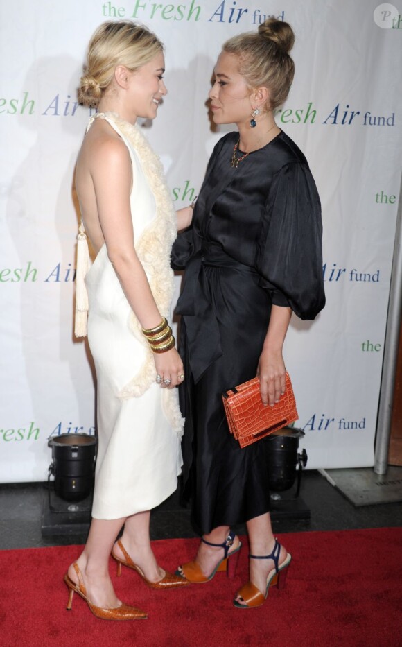 Ashley et Mary-Kate Olsen, souriantes et complices lors de l'événement caritatif Salute To American Heroes organisé par la fondation Fresh Air Fund. New York, le 31 mai 2012.