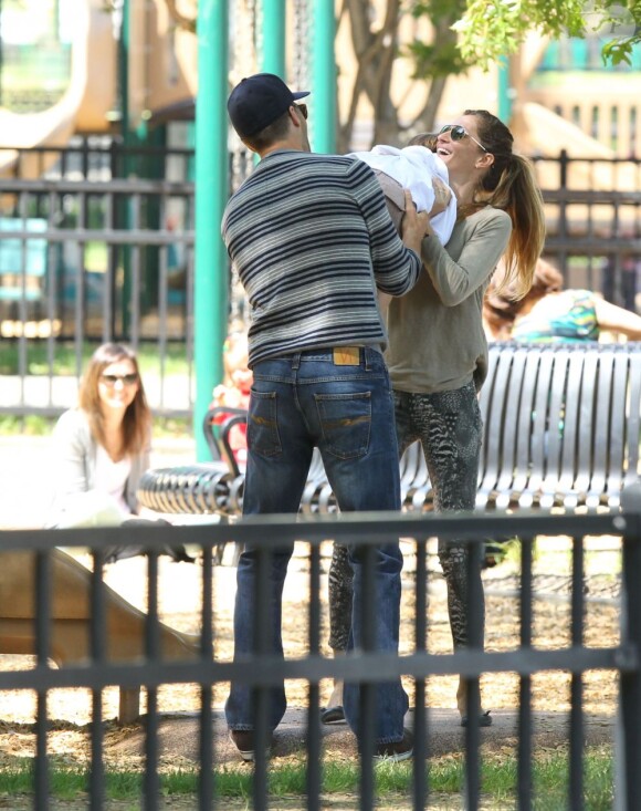 Gisele, son époux Tom et leur fils Benjamin s'amusent dans un parc de Boston, le vendredi 1er juin 2012.