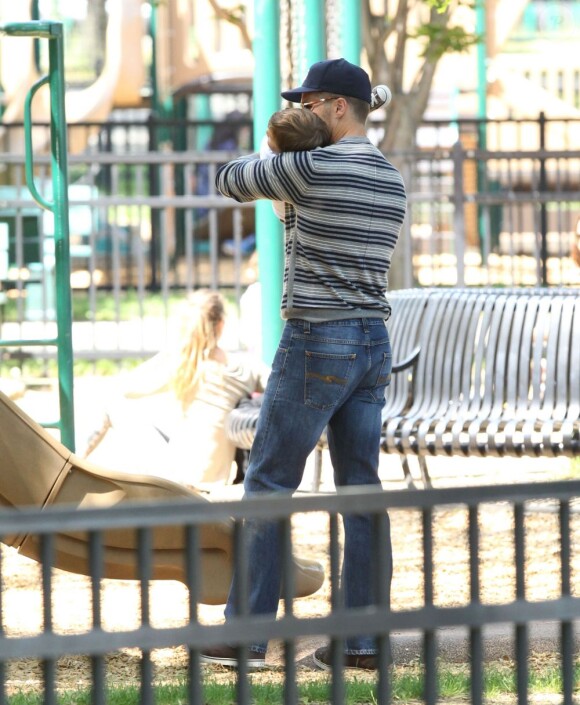 Tom et Benjamin s'amusent dans un parc de Boston, le vendredi 1er juin 2012.
