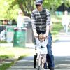 Tom et Benjamin s'amusent dans un parc de Boston, le vendredi 1er juin 2012.
