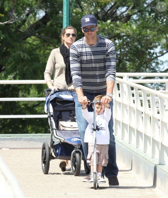 Gisele, son époux Tom et leur fils Benjamin se rendent dans un parc de Boston, le vendredi 1er juin 2012.