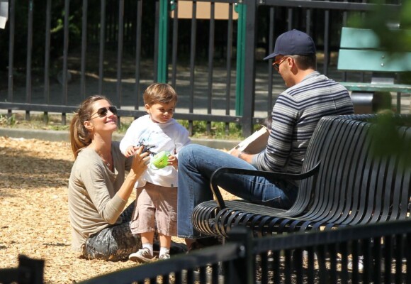 Gisele, son amoureux Tom et leur fils Benjamin dans un parc de Boston, le vendredi 1er juin 2012.