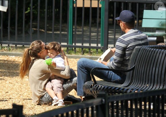 Gisele tendre avec Benjamin sous les yeux de son époux Tom Brady, à Boston, le vendredi 1er juin 2012.