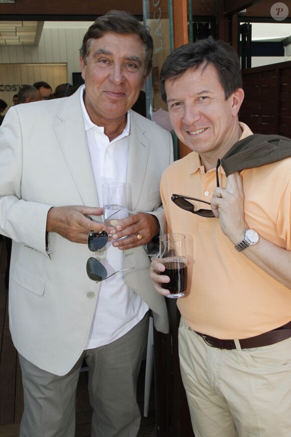 Jean-Pierre Foucault et le businessman Gilles Pélisson lors du 7e jour du tournoi de Roland-Garros, le samedi 2 juin 2012.
