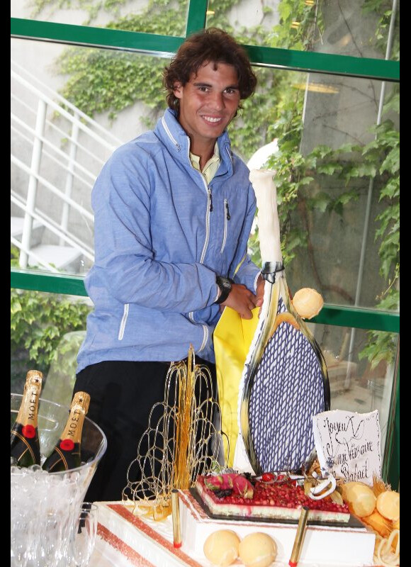 Rafael Nadal fête son anniversaire à Roland-Garros le 3 juin 2012 en compagnie des journalistes