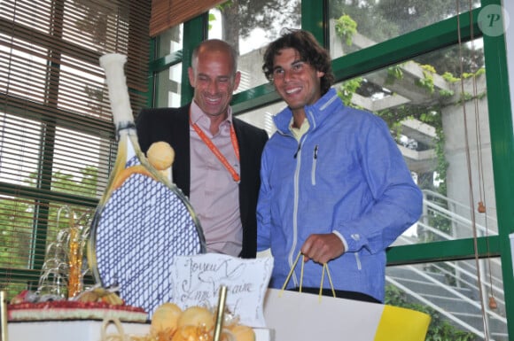 Rafael Nadal, en compagnie de Guy Forget, souffle ses 26 bougies le 3 juin 2012 à Roland-Garros