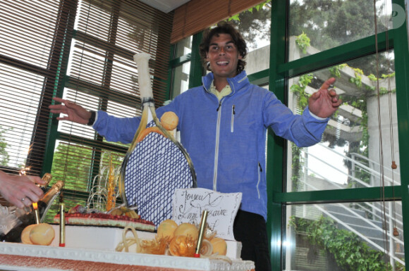 Rafael Nadal mène la mesure lors de son anniversaire le 3 juin 2012 à Roland-Garros