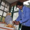 Rafael Nadal éprouve quelques difficultés à allumer ses bougies le jour de son anniversaire le 3 juin 2012 à Roland-Garros
