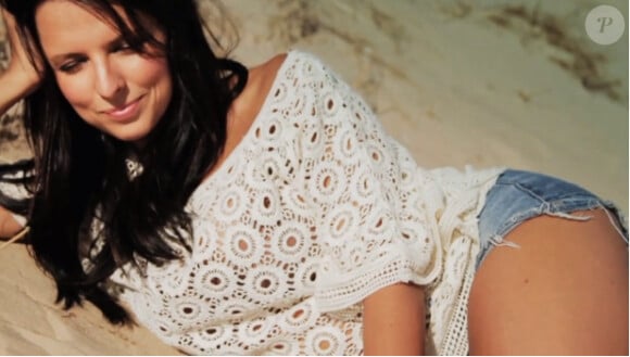 Ludivine Aubourg, enivrante et sexy, dans le clip de sa chanson En silence, sur la plage