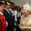 Le comédien Peter Kay peut se targuer d'avoir fait éclater de rire la souveraine. La reine Elizabeth II, escortée par Kylie Minogue, est allée en backstage à la rencontre des stars qui ont animé le concert de son jubilé de diamant, lundi 4 juin 2012 à Buckingham.