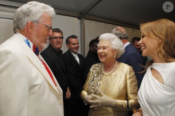 Kylie Minogue était somptueuse en robe blanche. La reine Elizabeth II, escortée par Kylie Minogue, est allée en backstage à la rencontre des stars qui ont animé le concert de son jubilé de diamant, lundi 4 juin 2012 à Buckingham.