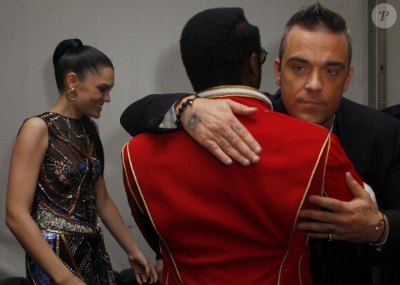 Will.i.am et Robbie Williams dans les bras l'un de l'autre, devant Jessie J. La reine Elizabeth II, escortée par Kylie Minogue, est allée en backstage à la rencontre des stars qui ont animé le concert de son jubilé de diamant, lundi 4 juin 2012 à Buckingham.