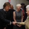 Sir Paul McCartney (et, en arrière-plan, Annie Lennox) heureux de saluer la monarque. La reine Elizabeth II, escortée par Kylie Minogue, est allée en backstage à la rencontre des stars qui ont animé le concert de son jubilé de diamant, lundi 4 juin 2012 à Buckingham.