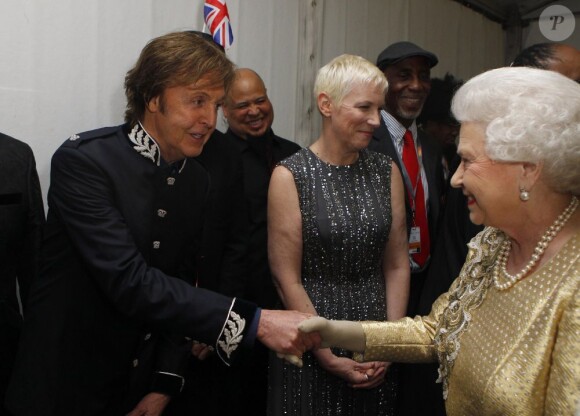 Sir Paul McCartney (et, en arrière-plan, Annie Lennox) heureux de saluer la monarque. La reine Elizabeth II, escortée par Kylie Minogue, est allée en backstage à la rencontre des stars qui ont animé le concert de son jubilé de diamant, lundi 4 juin 2012 à Buckingham.
