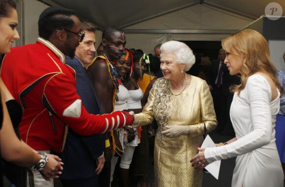 Will.i.am ''gotta feeling'' devant la reine ! La reine Elizabeth II, escortée par Kylie Minogue, est allée en backstage à la rencontre des stars qui ont animé le concert de son jubilé de diamant, lundi 4 juin 2012 à Buckingham.
