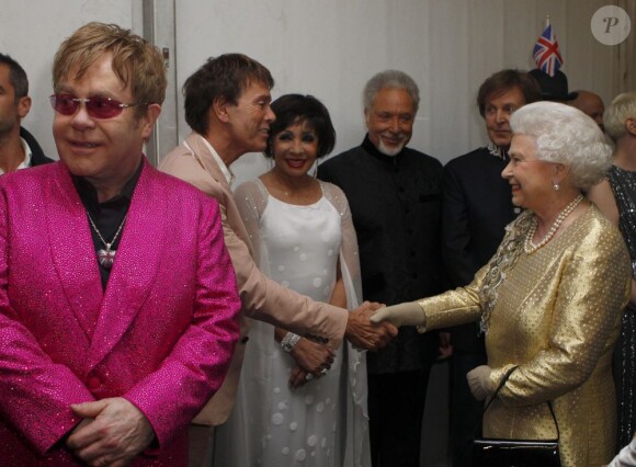 La reine Elizabeth II, escortée par Kylie Minogue, est allée en backstage à la rencontre des stars qui ont animé le concert de son jubilé de diamant, lundi 4 juin 2012 à Buckingham.