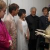 La reine Elizabeth II, escortée par Kylie Minogue, est allée en backstage à la rencontre des stars qui ont animé le concert de son jubilé de diamant, lundi 4 juin 2012 à Buckingham.