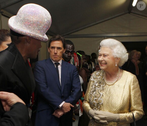 La reine Elizabeth II, escortée par Kylie Minogue, est allée en backstage à la rencontre des stars qui ont animé le concert de son jubilé de diamant, lundi 4 juin 2012 à Buckingham.