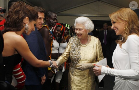 Cheryl Cole s'est inclinée avec application... La reine Elizabeth II, escortée par Kylie Minogue, est allée en backstage à la rencontre des stars qui ont animé le concert de son jubilé de diamant, lundi 4 juin 2012 à Buckingham.