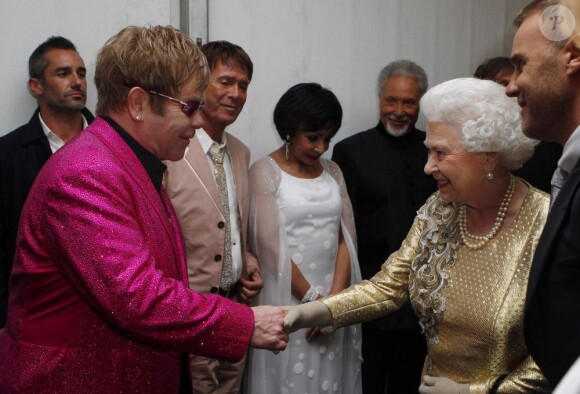 Sir Elton John, toujours fier de se mettre au service de Sa Majesté. La reine Elizabeth II, escortée par Kylie Minogue, est allée en backstage à la rencontre des stars qui ont animé le concert de son jubilé de diamant, lundi 4 juin 2012 à Buckingham.