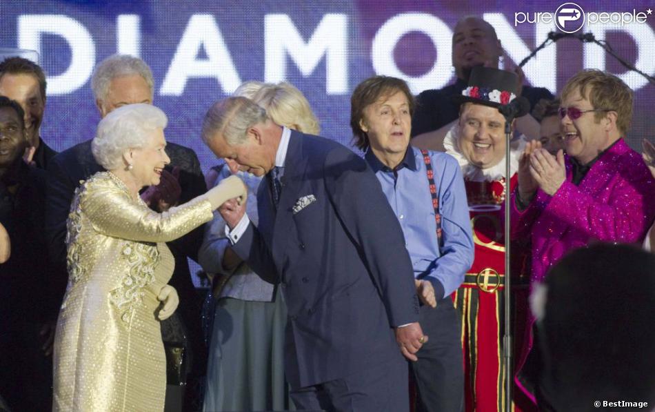 Sir Elton John applaudit le baisemain du prince Charles. La reine