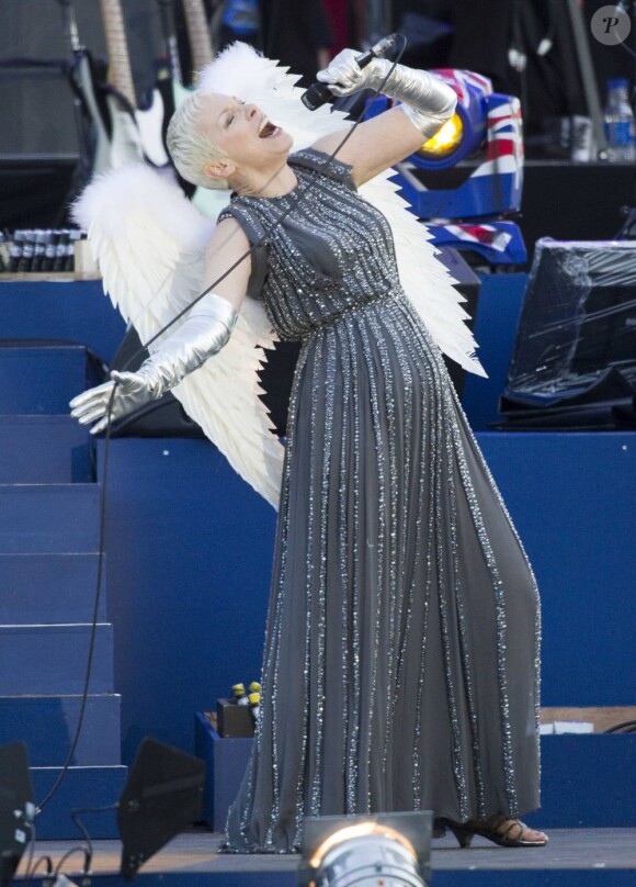 Annie Lennox telle un ange...
La reine Elizabeth II a pu compter sur le meilleur des artistes du royaume, réunis par le Take That Gary Barlow, pour faire vibrer son jubilé de diamant lors du concert donné à Buckingham Palace le 4 juin 2012.