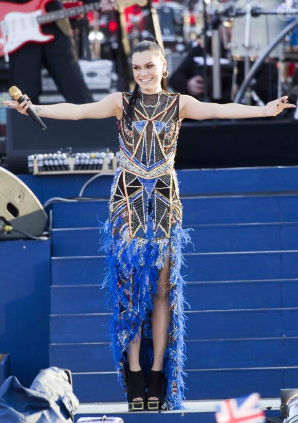 Jessie J sur la scène de Buckingham.
La reine Elizabeth II a pu compter sur le meilleur des artistes du royaume, réunis par le Take That Gary Barlow, pour faire vibrer son jubilé de diamant lors du concert donné à Buckingham Palace le 4 juin 2012.
