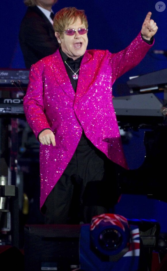 Sir Elton John, la vie en rose pour sa reine.
La reine Elizabeth II a pu compter sur le meilleur des artistes du royaume, réunis par le Take That Gary Barlow, pour faire vibrer son jubilé de diamant lors du concert donné à Buckingham Palace le 4 juin 2012.
