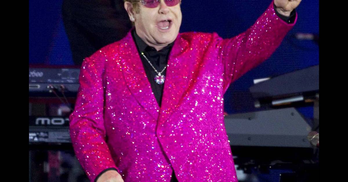 Sir Elton John, la vie en rose pour sa reine. La reine Elizabeth II a