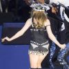 Kylie Minogue royalement sexy pour l'Union Jack et la reine Elizabeth II. 
La reine Elizabeth II a pu compter sur le meilleur des artistes du royaume, réunis par le Take That Gary Barlow, pour faire vibrer son jubilé de diamant lors du concert donné à Buckingham Palace le 4 juin 2012.
