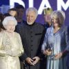 Sir Tom Jones avec la reine, le prince Charles et Camilla Parker Bowles. La reine Elizabeth II a pu compter sur le meilleur des artistes du royaume, réunis par le Take That Gary Barlow, pour faire vibrer son jubilé de diamant lors du concert donné à Buckingham Palace le 4 juin 2012.