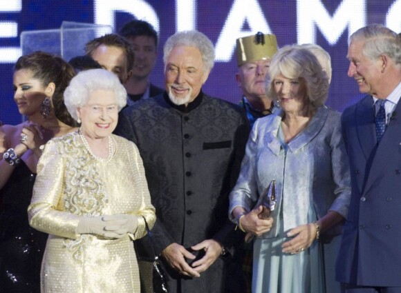 Sir Tom Jones avec la reine, le prince Charles et Camilla Parker Bowles. La reine Elizabeth II a pu compter sur le meilleur des artistes du royaume, réunis par le Take That Gary Barlow, pour faire vibrer son jubilé de diamant lors du concert donné à Buckingham Palace le 4 juin 2012.