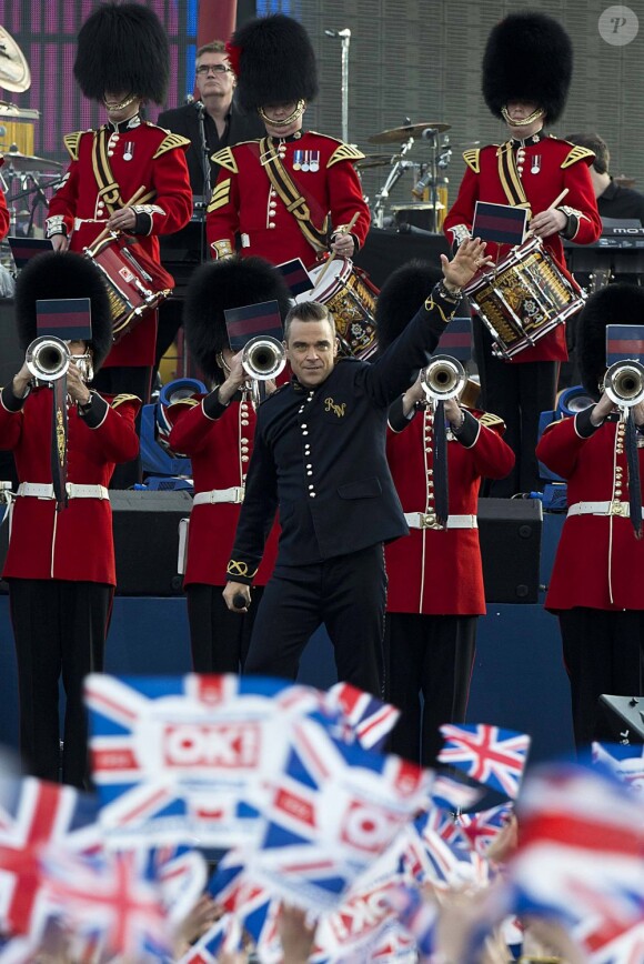 Robbie Williams a ouvert le bal de manière explosive avec une fanfare militaire et son Let Me Entertain You. La reine Elizabeth II a été honorée par le meilleur des artistes du royaume, réunis par le Take That Gary Barlow, qui ont fait vibrer son jubilé de diamant lors du concert donné à Buckingham Palace le 4 juin 2012.