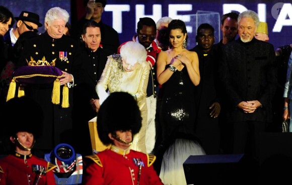 Cheryl Cole, Tom Jones, Jools Holland, Paul McCartney... Toutes les stars se sont rassemblées autour de la reine et du prince Charles à l'issue du concert.
La reine Elizabeth II a été honorée par le meilleur des artistes du royaume, réunis par le Take That Gary Barlow, qui ont fait vibrer son jubilé de diamant lors du concert donné à Buckingham Palace le 4 juin 2012.