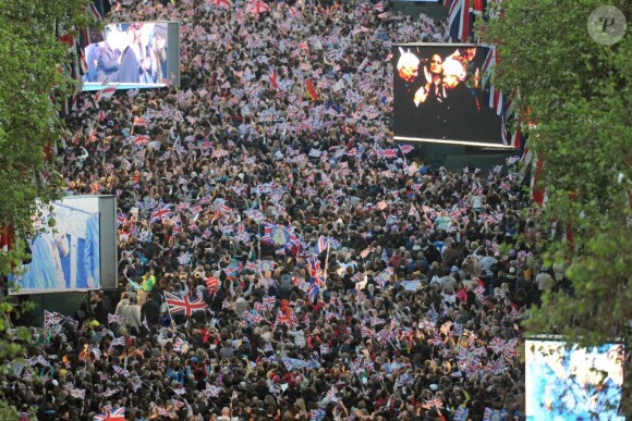 Le Mall devant Buckingham était bondé, plusieurs centaines de milliers de personnes ont suivi le concert sur écran géant.
La reine Elizabeth II a été honorée par le meilleur des artistes du royaume, réunis par le Take That Gary Barlow, qui ont fait vibrer son jubilé de diamant lors du concert donné à Buckingham Palace le 4 juin 2012.