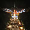 Le Mall devant Buckingham était bondé, plusieurs centaines de milliers de personnes ont suivi le concert sur écran géant.
La reine Elizabeth II a été honorée par le meilleur des artistes du royaume, réunis par le Take That Gary Barlow, qui ont fait vibrer son jubilé de diamant lors du concert donné à Buckingham Palace le 4 juin 2012.