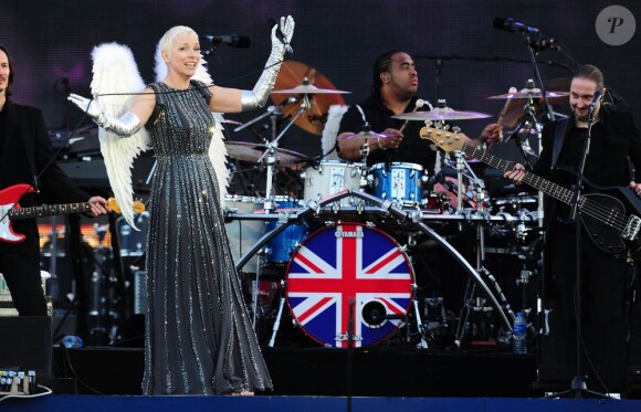 La reine Elizabeth II a été honorée par le meilleur des artistes du royaume, réunis par le Take That Gary Barlow, qui ont fait vibrer son jubilé de diamant lors du concert donné à Buckingham Palace le 4 juin 2012.