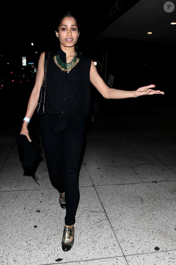 Freida Pinto arrive à l'El Rey Theater pour applaudir Lana Del Rey, à Los Angeles, le 5 juin 2012.
